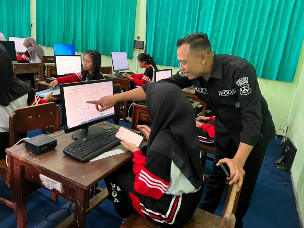 Polres Blitar Educates Students on AI to Combat Hoaxes