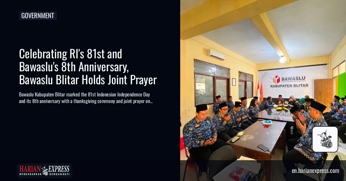 Celebrating RI’s 81st and Bawaslu’s 8th Anniversary, Bawaslu Blitar Holds Joint Prayer