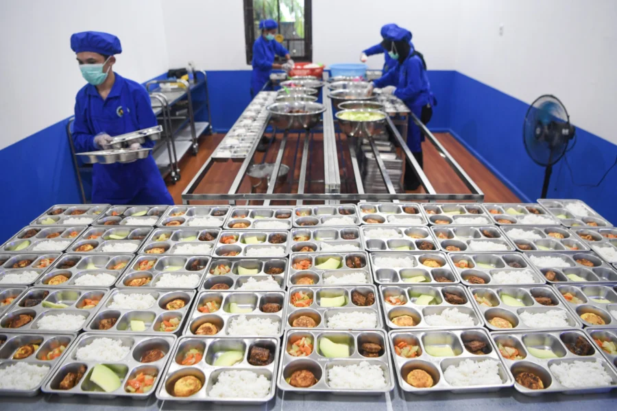 Over 1,700 Students and Teachers Fall Ill Due to Free Meals Program